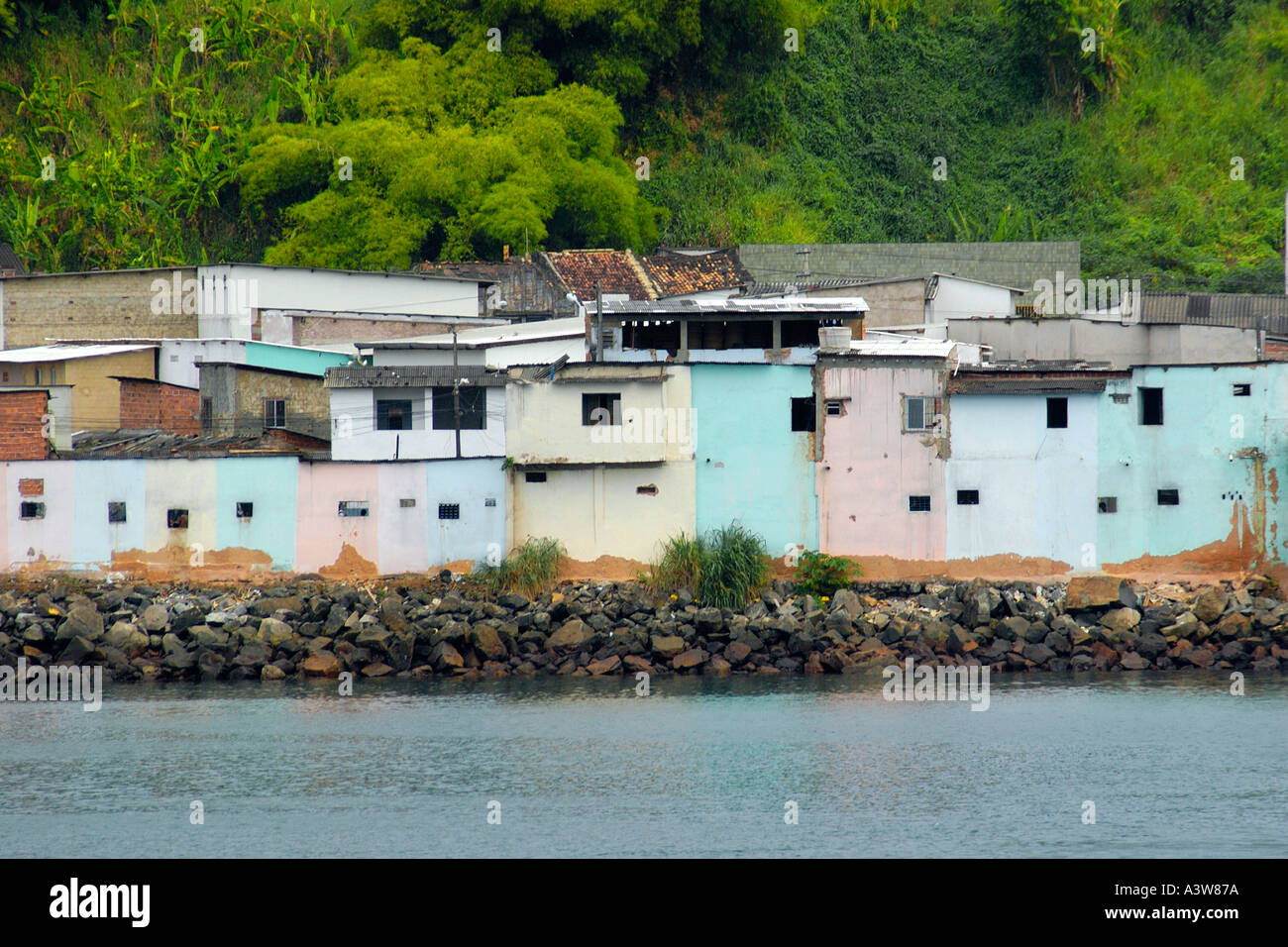 Armenhäuser, eingezwängt zwischen dem Hügel und den Strand in Salvador Bahia Brasilien Stockfoto