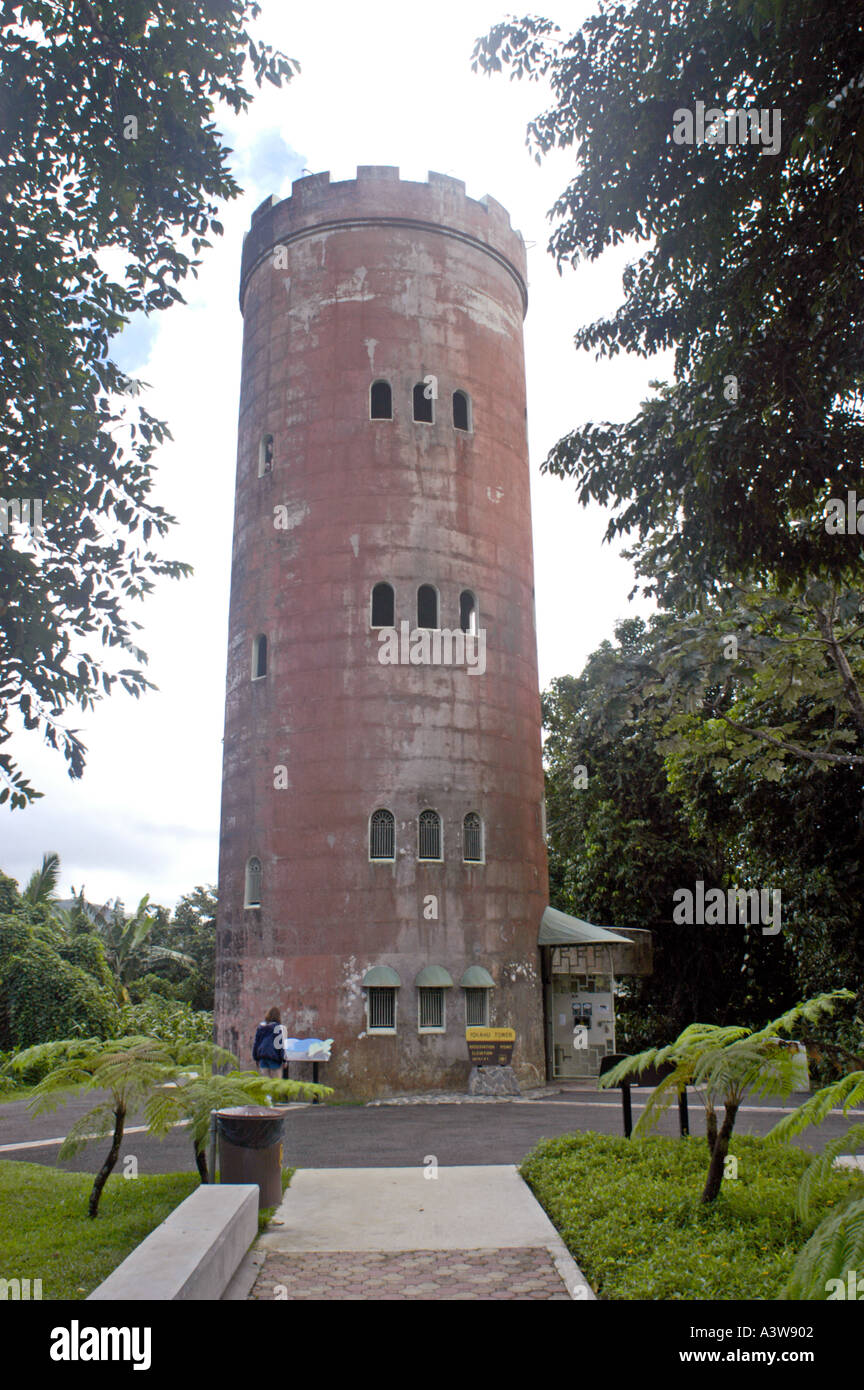 Touristen auf Yakahu Turm in El Yunque Caribbean National Forest Stockfoto