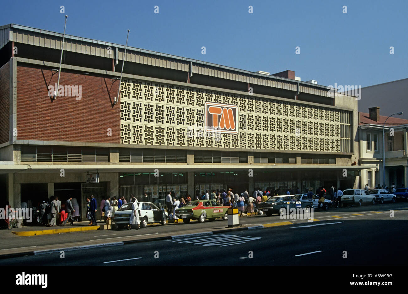 Taxis warten Einheimische einkaufen im Supermarkt Harare Simbabwe abholen Stockfoto