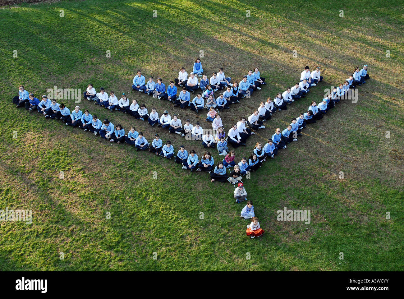 Schüler an einer kleinen jüdischen Akademie bilden Hanukkah Menorah für eine Schule-Foto Stockfoto