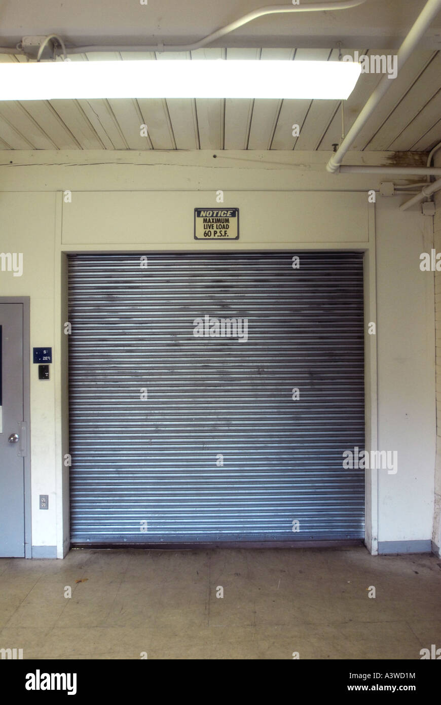 Industriebau Garagentor Tür Stockfoto