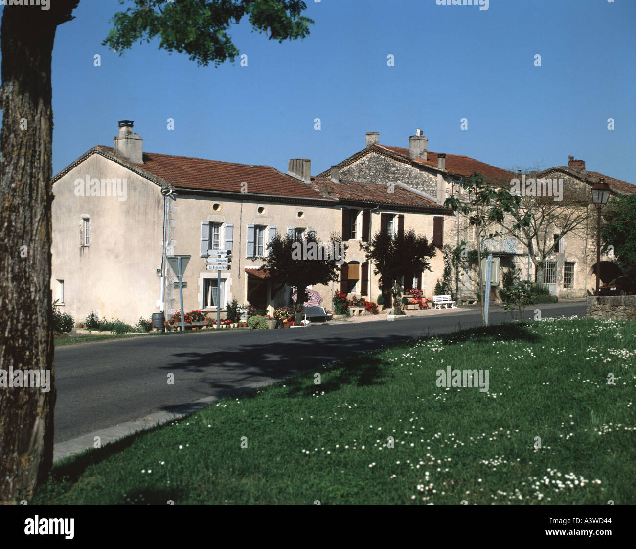 Alte Häuser auf den Wällen bei La Romieu Stockfoto
