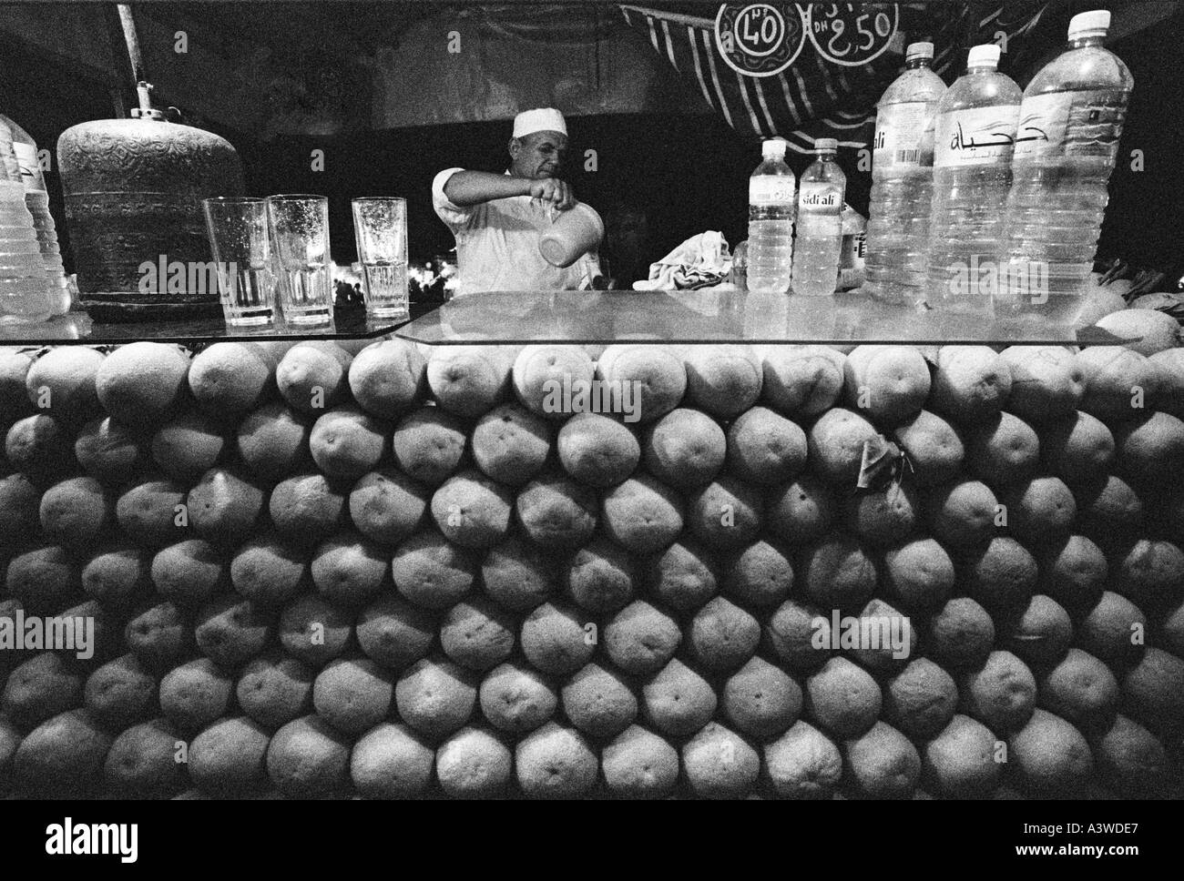 Orangensaft-Anbieter in seinem Stall Marktplatz Djemaa El Fna Marrakesch Marokko Stockfoto