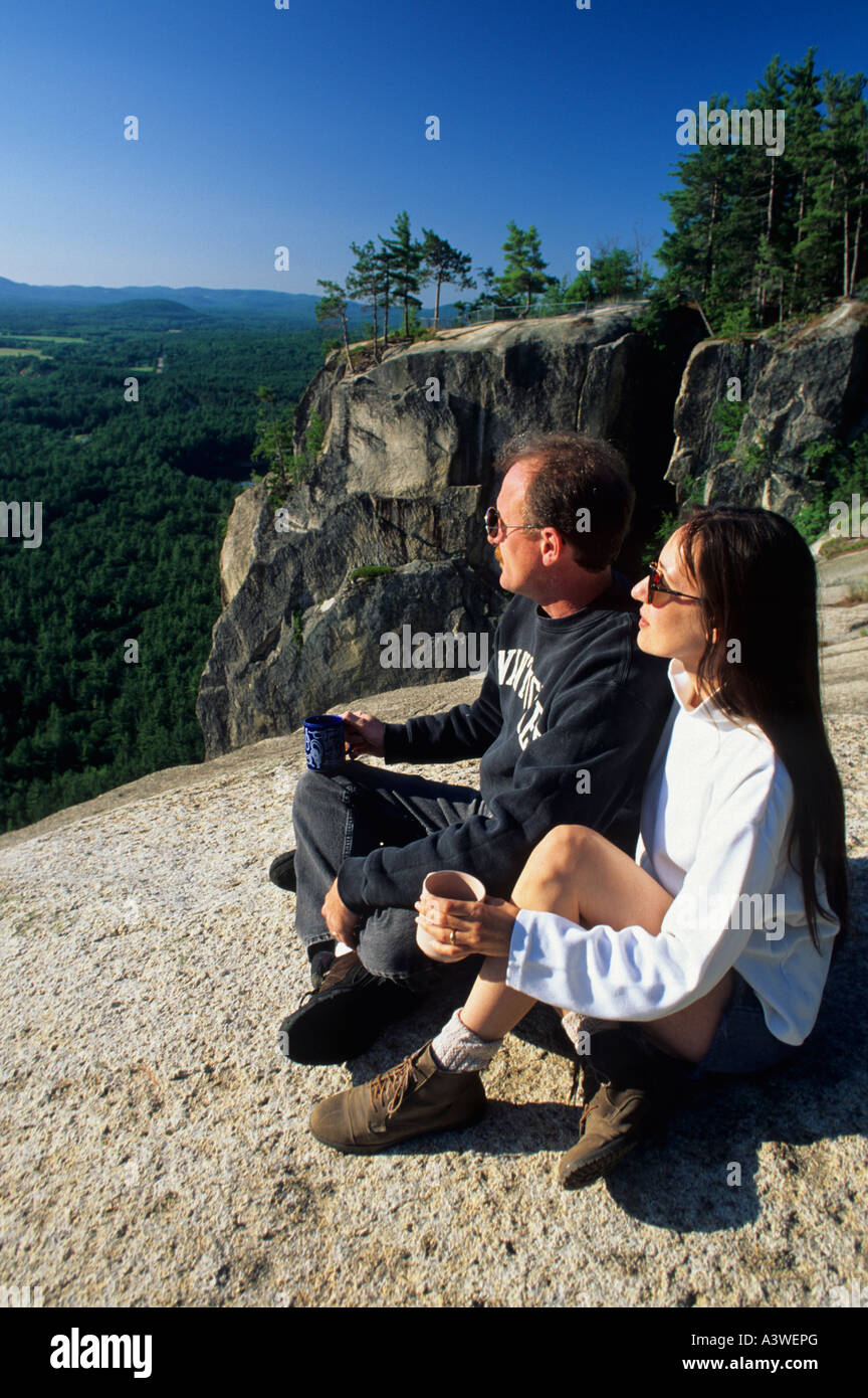 PAAR GENIEßT DIE AUSSICHT VON OBEN AUF KATHEDRALE LEDGE, ECHO LAKE STATE PARK IN DER NÄHE VON NORTH CONWAY, NEW HAMPSHIRE. SOMMER Stockfoto