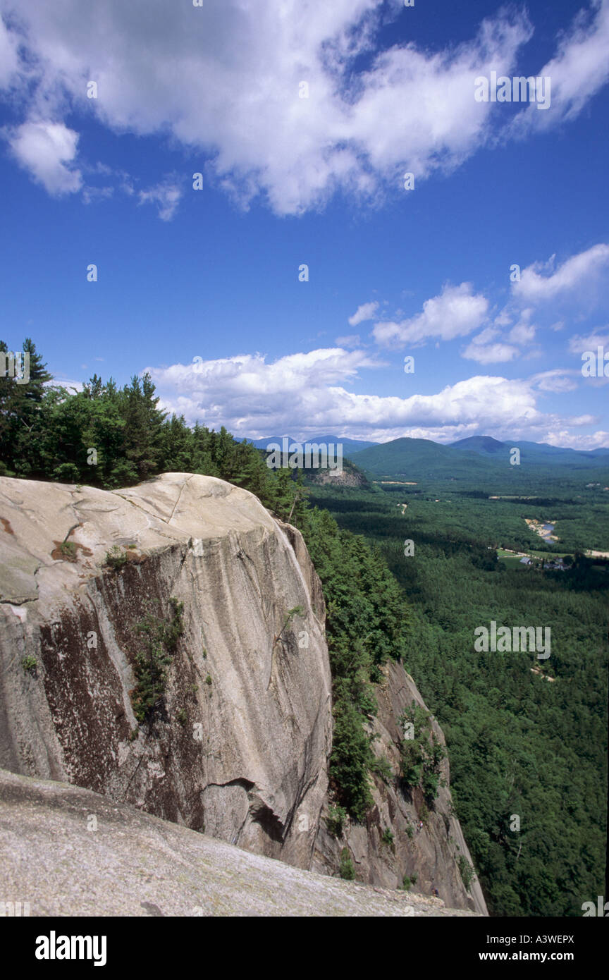 BLICK VON OBEN AUF KATHEDRALE LEDGE, ECHO LAKE STATE PARK IN DER NÄHE VON NORTH CONWAY, NEW HAMPSHIRE. SOMMER. Stockfoto