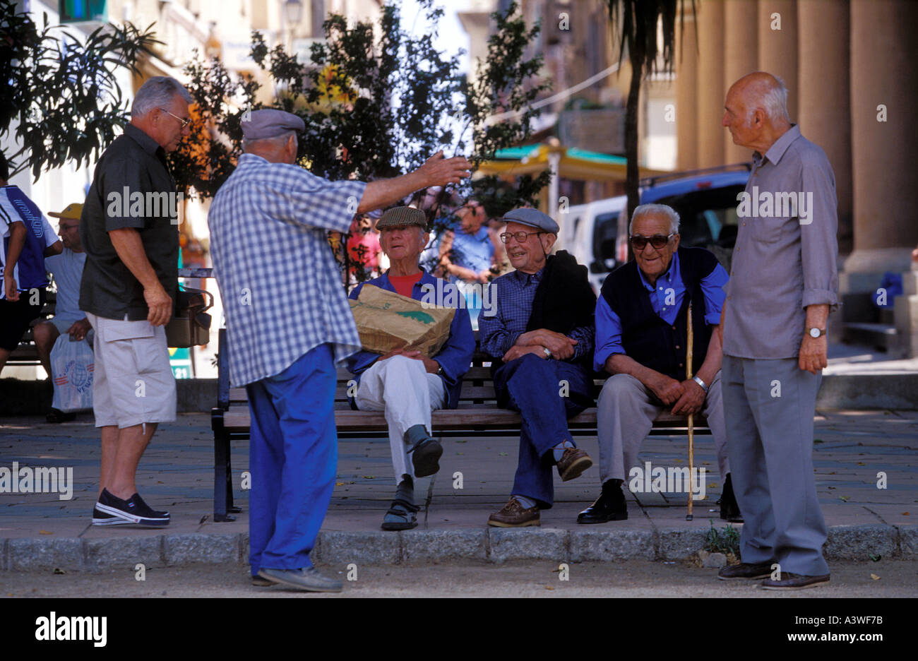 Alte Menschen sitzen auf einer Bank am ich Lle Rousse Korsika Frankreich Stockfoto