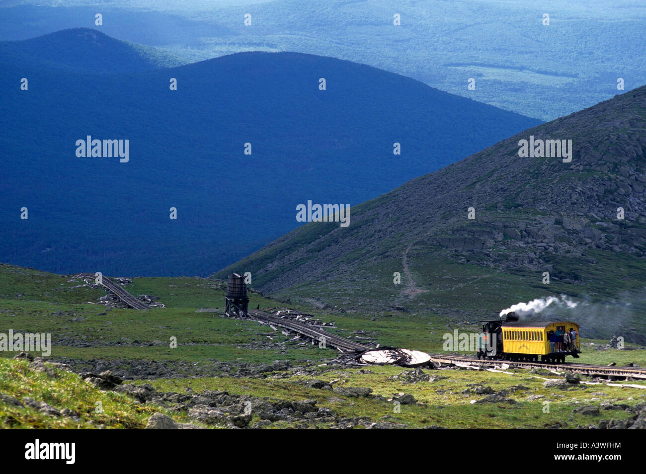 MOUNT WASHINGTON COG RAILWAY TRAIN, MOUNT WASHINGTON, DER HÖCHSTE BERG IN NEW HAMPSHIRE. SOMMER. Stockfoto