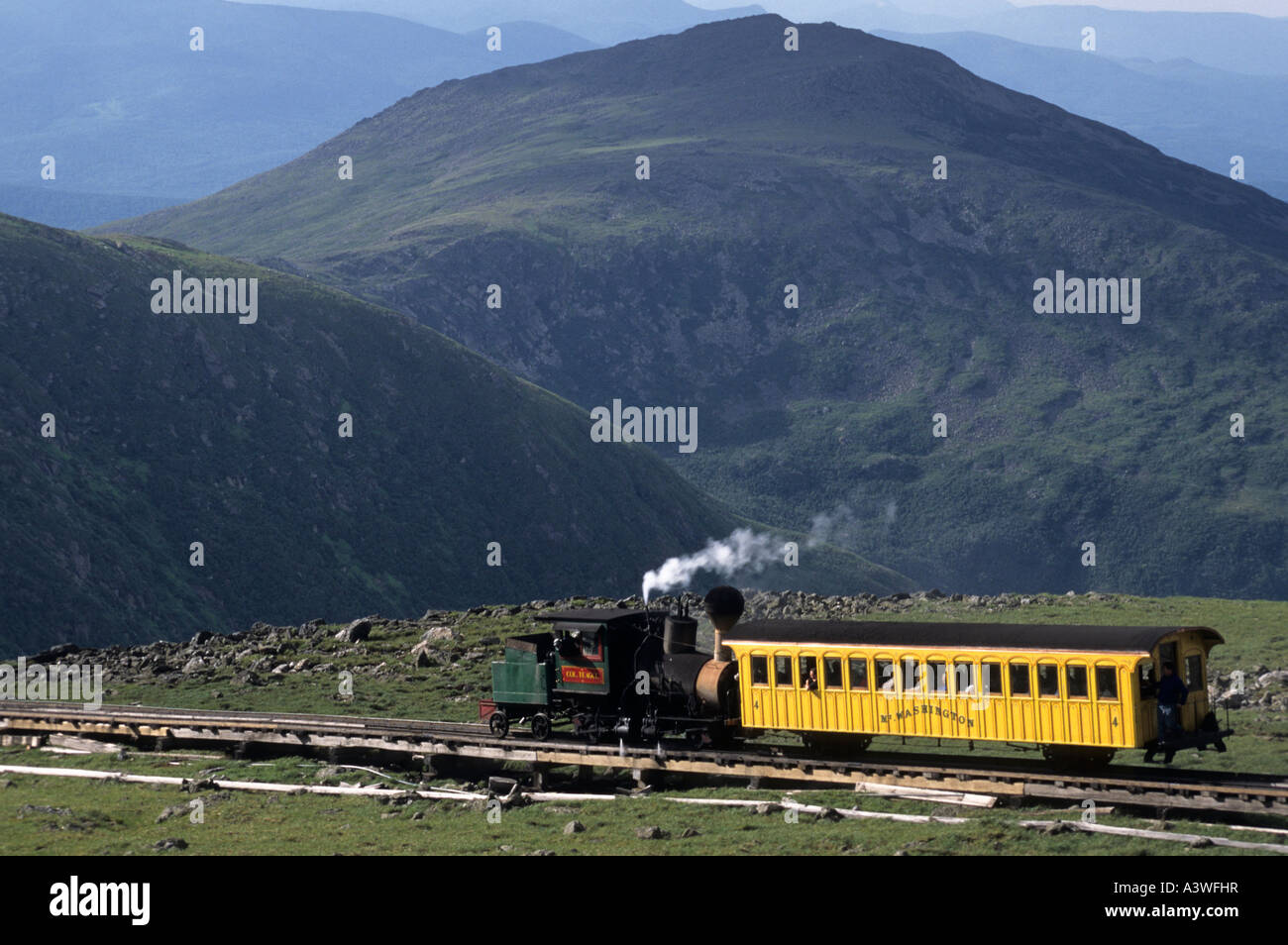 MOUNT WASHINGTON COG RAILWAY TRAIN AUFSTIEG AUF DIE GIPFEL DES MOUNT WASHINGTON, DER HÖCHSTE BERG IN NEW HAMPSHIRE. SOMMER. Stockfoto