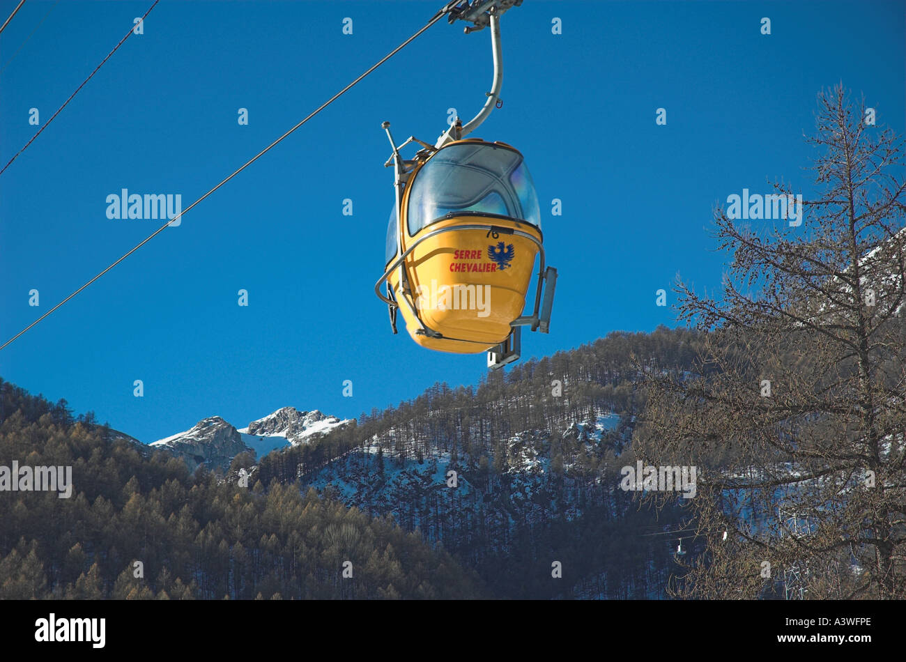 Eine leere Ski-Gondelbahn in Villeneuve Serre Chevalier-Frankreich Stockfoto
