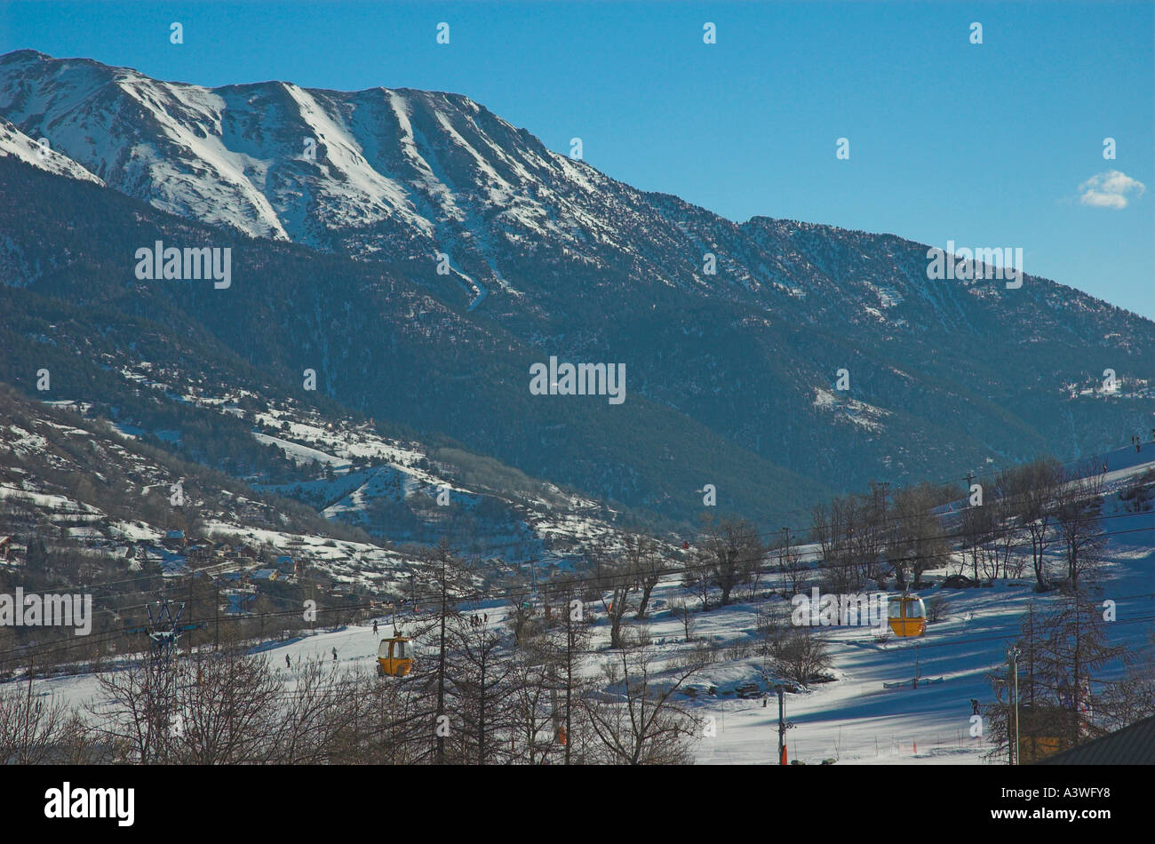 Ein Blick auf die Skipisten in Villeneuve Serre Chevalier der französischen Alpen Stockfoto