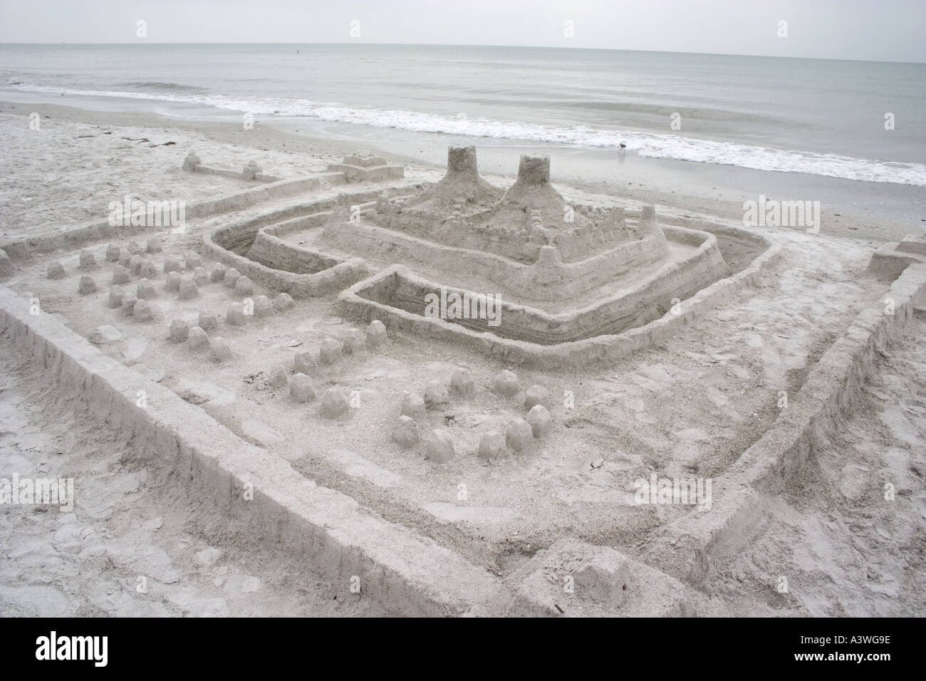 Sandburg am Golf von Mexiko Strand gebaut. North Redington Beach Florida USA Stockfoto