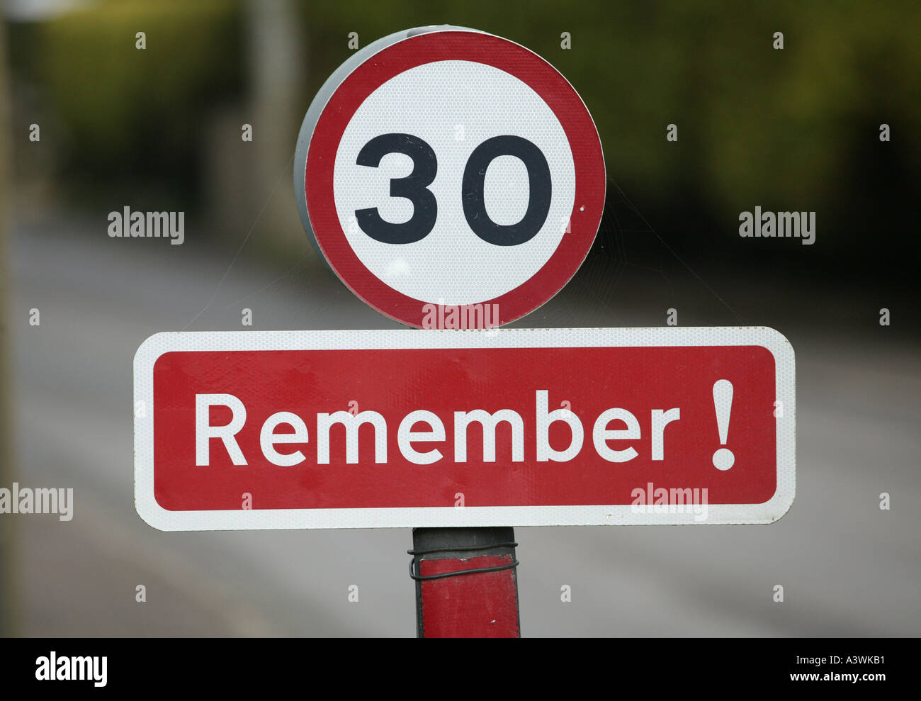 Geschwindigkeit Beschränkung Schilder mit zusätzlichen Warnungen in Ortslage Warwickshire England konstante Remiders für Autofahrer zu reduzieren ihre Stockfoto