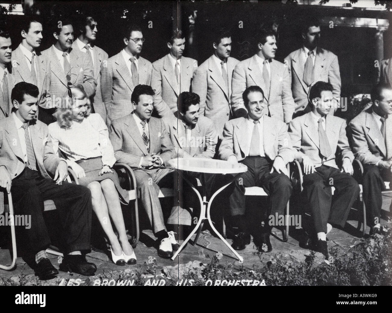 DORIS DAY mit dem Les Brown Orchestra im Jahr 1945 ist Les Brown nach rechts der kleinen Tisch sitzen. Stockfoto