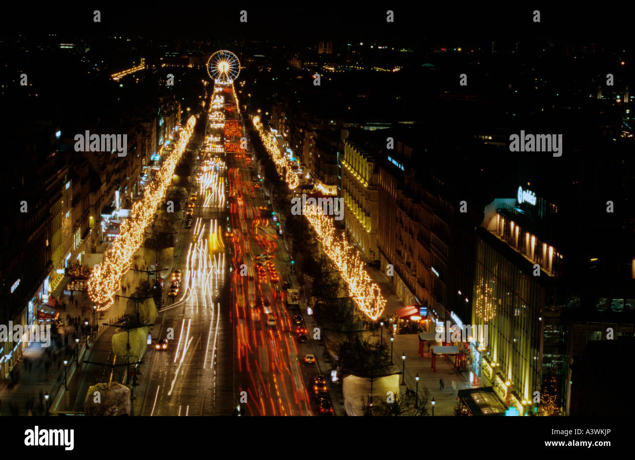 Paris Champs Elysee in Weihnachtsdekoration Blick vom Arc Triomphe auf der Avenue und Riesen-Karussell Stockfoto