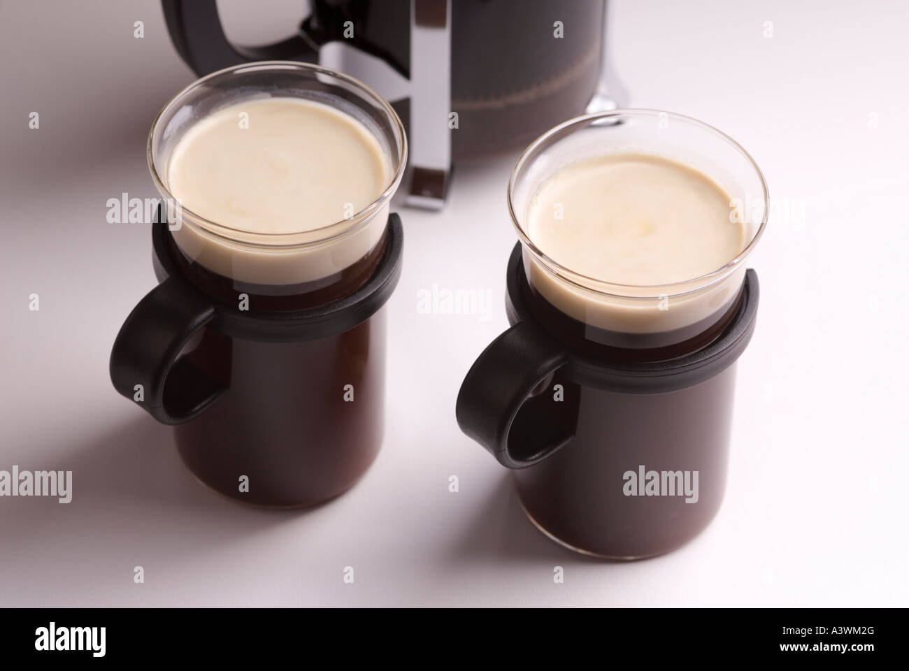 Schwimmende einen Kaffee im Glas Becher Sahne Stockfoto