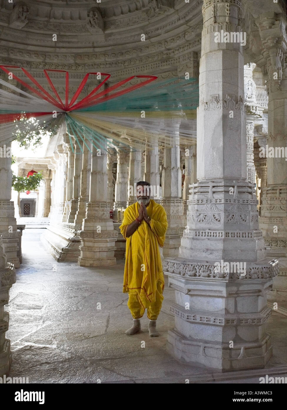 Hohepriester in der Jain-Tempel in Ranakpur in Rajasthan, Indien Stockfoto