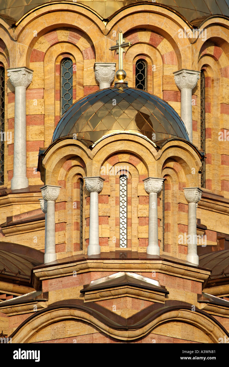 Gewölbte Dach der orthodoxen Kirche im Zentrum von Banja Luka, Bosnien-Herzegowina. Stockfoto