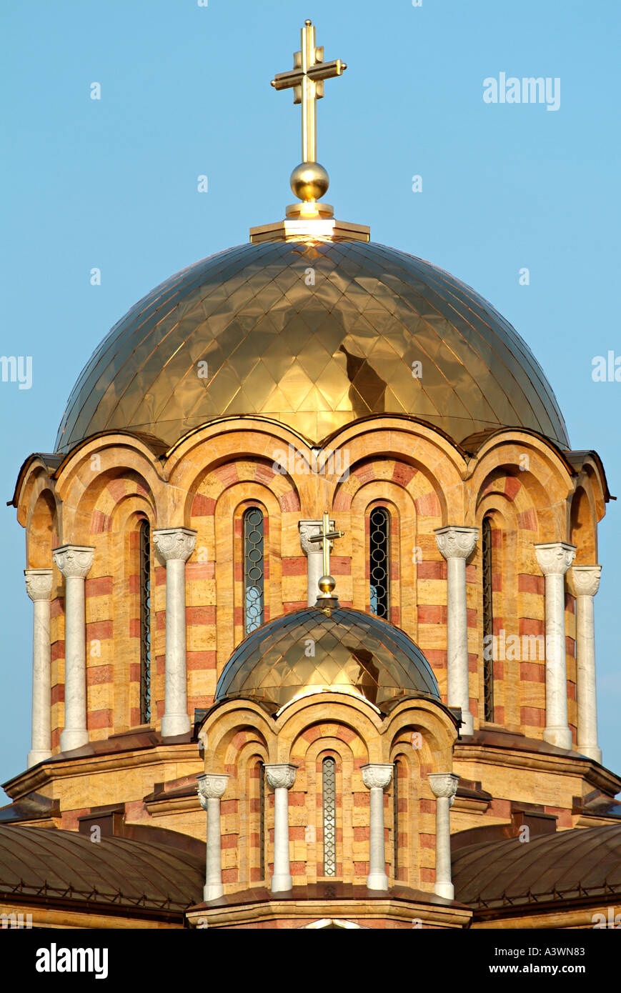 Gewölbte Dach der orthodoxen Kirche im Zentrum von Banja Luka, Bosnien-Herzegowina. Stockfoto