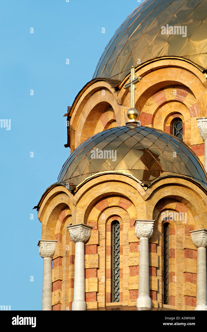 Kuppeln auf dem Dach der orthodoxen Kirche im Zentrum von Banja Luka, Bosnien-Herzegowina. Stockfoto