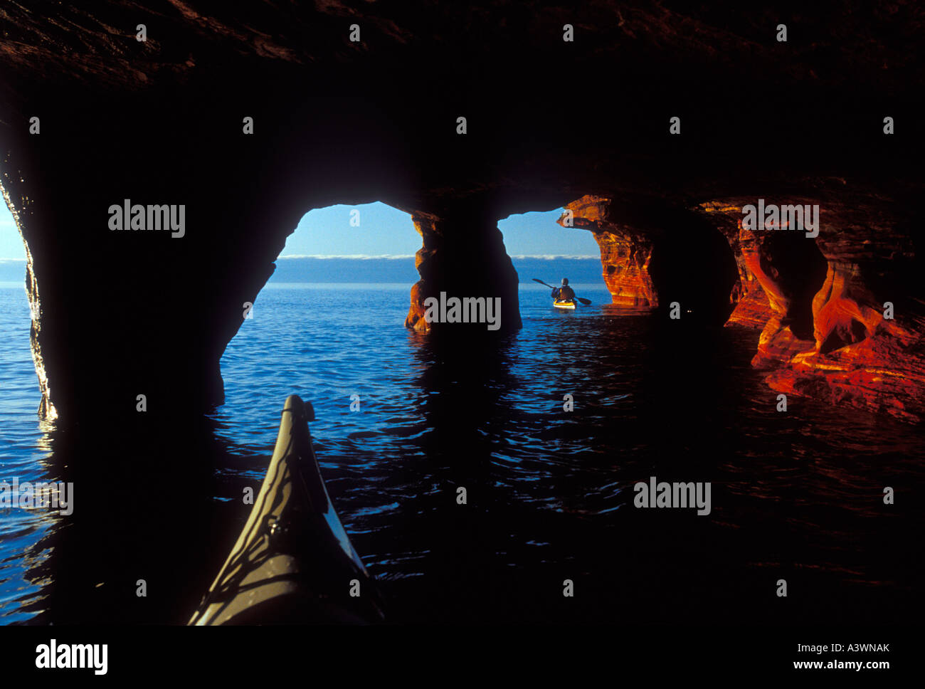 Meer Kajakfahrer erkunden die Meereshöhlen auf Teufel-Insel in der Apostel Islands National Lakeshore nahe Bayfield Wis Stockfoto