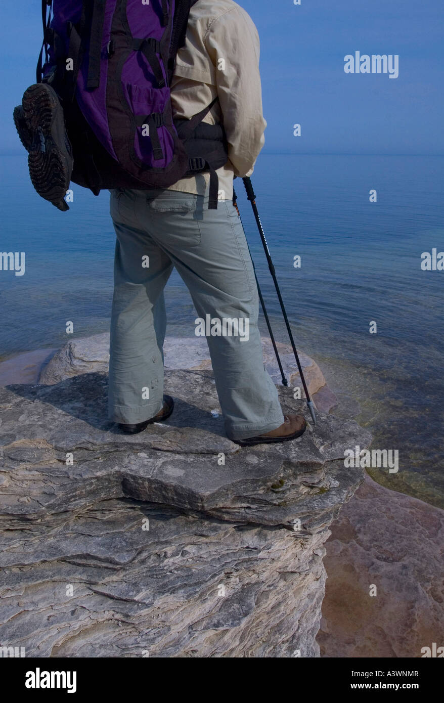 Rucksackreisen abgebildeten Felsen-Staatsangehöriger Lakeshore Stockfoto