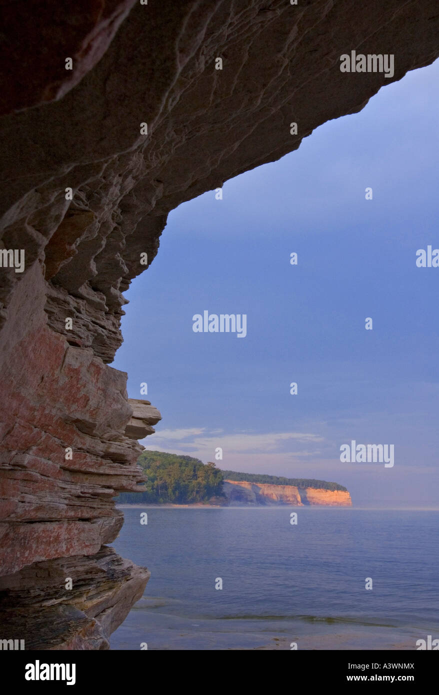 Der Sandstein Küstenlinie von Mosquito Beach in dargestellter Felsen-Staatsangehöriger Lakeshore in der Nähe von Munising Mich Stockfoto