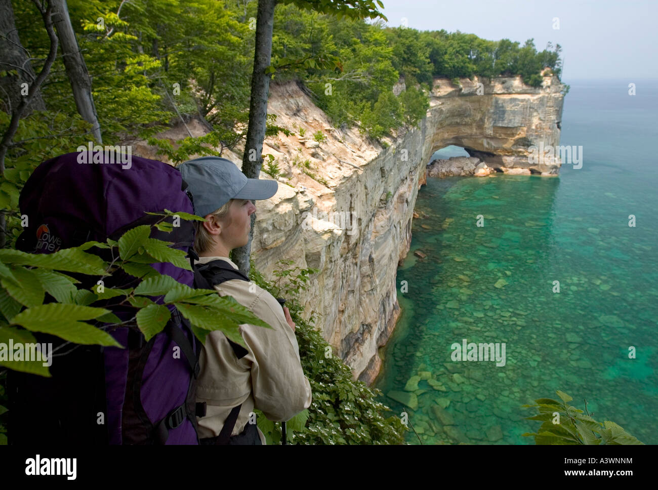 Eine Backpacker blickt auf den Klippen von dargestellter Felsen-Staatsangehöriger Lakeshore nahe Munising Michigan Stockfoto