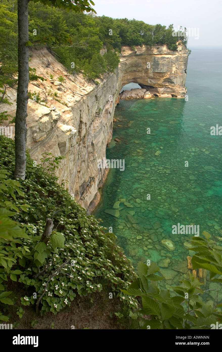 Die Grand Portal Felsformation in dargestellter Felsen-Staatsangehöriger Lakeshore nahe Munising Michigan von eine wandernde Spur gesehen Stockfoto