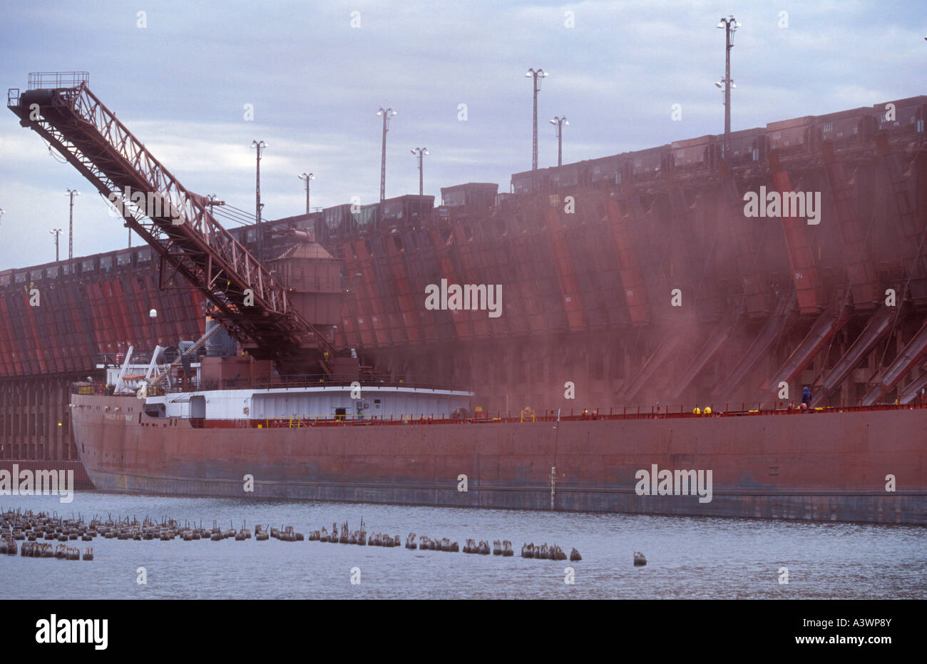 Eisen-Erz-Frachter nimmt auf Eisen-Erz-Pellets in Marquette Michigan am Lake Superior Stockfoto