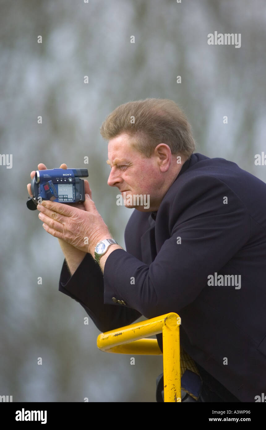 Ein Mann Videobänder ein Rugby-Spiel in Irland Foto Copyright Barry Cronin Chromepix com Stockfoto