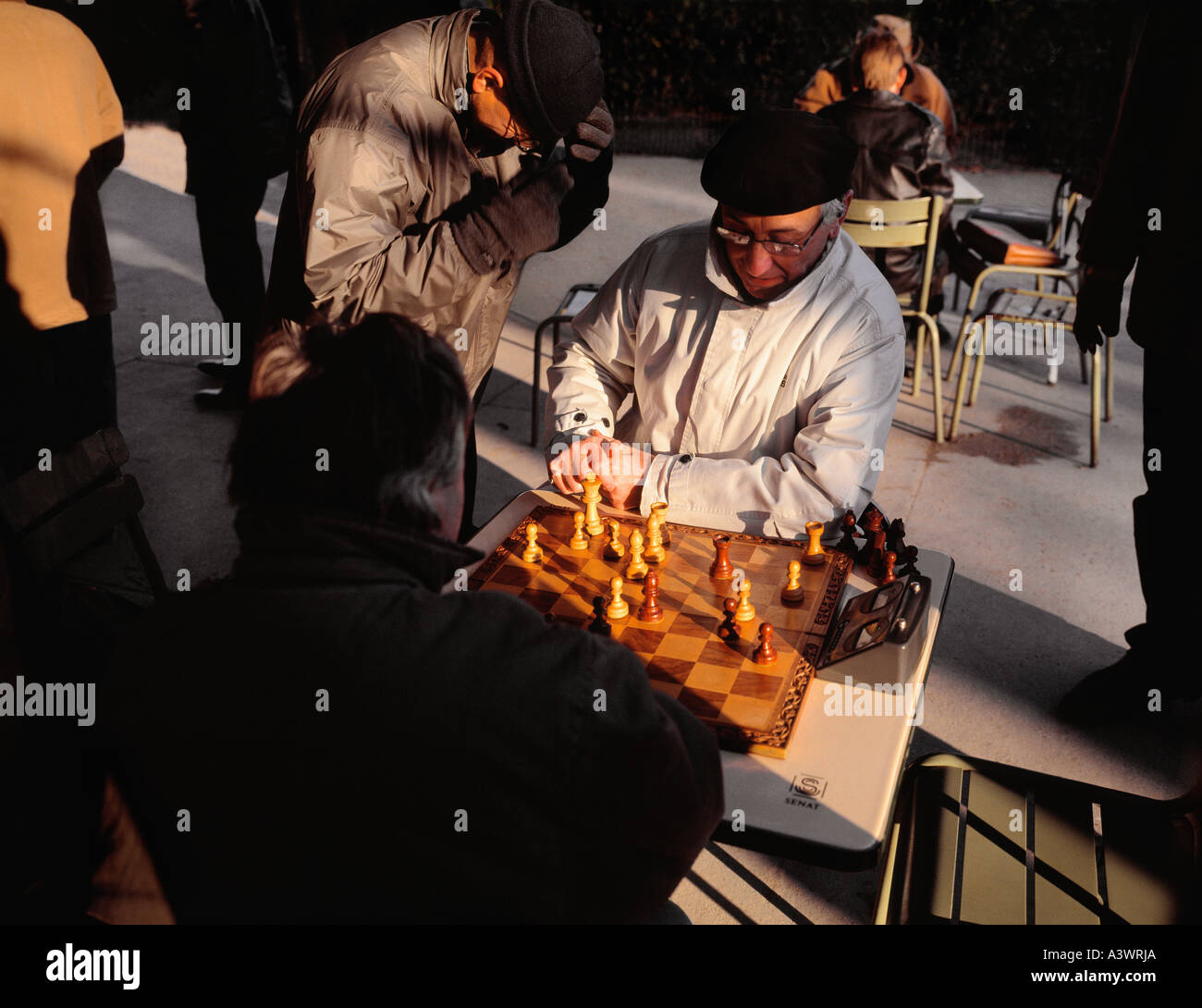 Spielen Sie Schach am Jardin du Luxembourg, Paris, Frankreich. Stockfoto