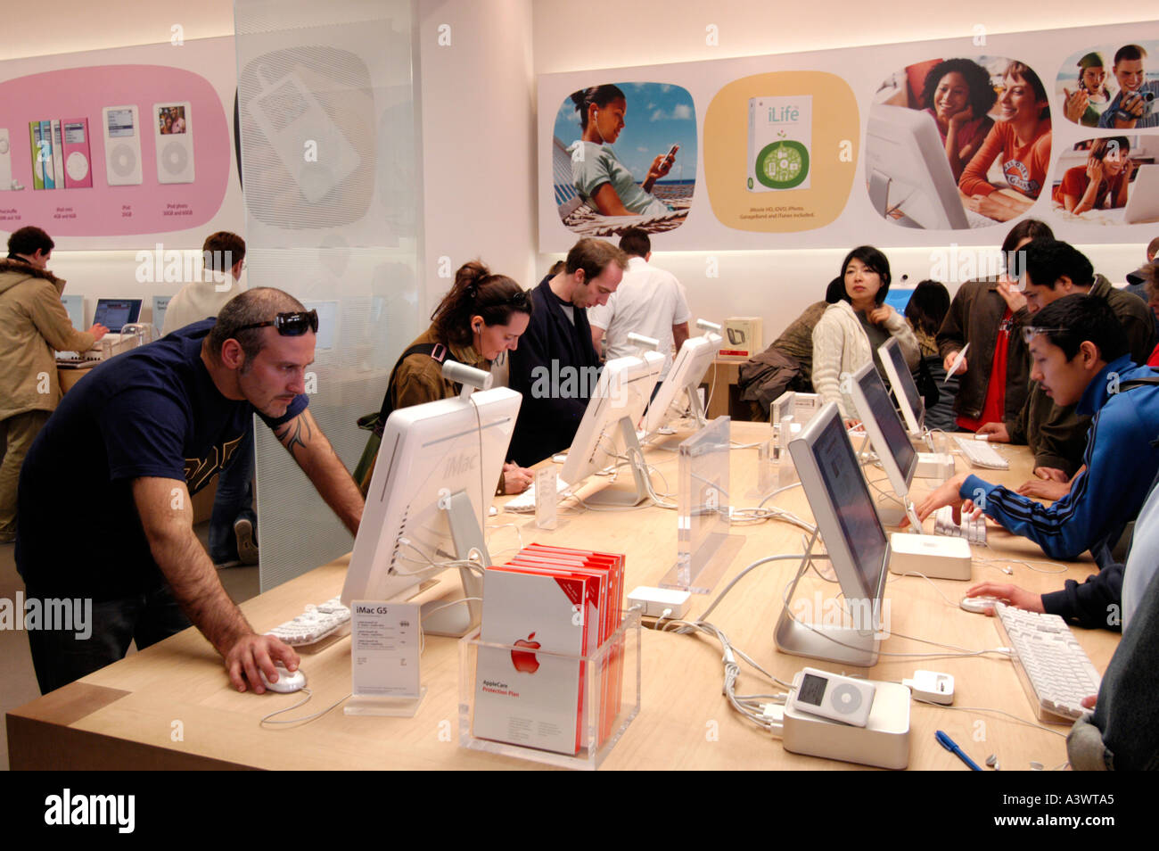 Im Apple Store, London England UK Stockfoto