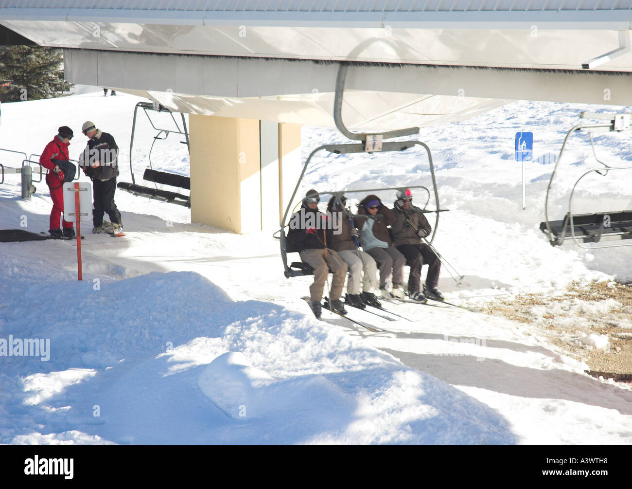 Skifahrer, fangen die Sesselbahn in Villeneuve Serre Chevalier-Frankreich Stockfoto