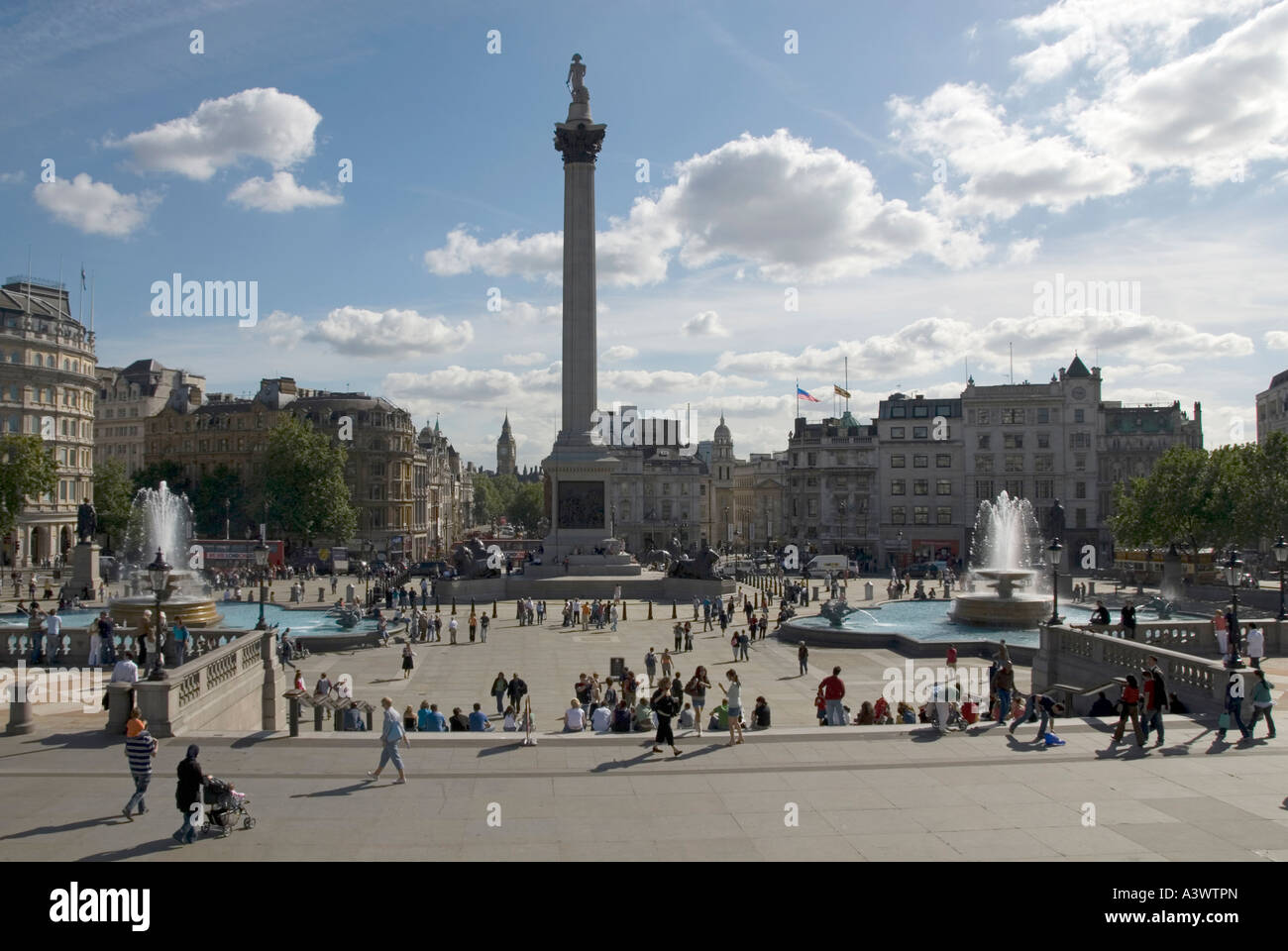 Trafalgar Square zwei volle Höhe Brunnen Nelsons Column und ikonischen London Blick auf Big Ben, Whitehall England UK suchen Stockfoto