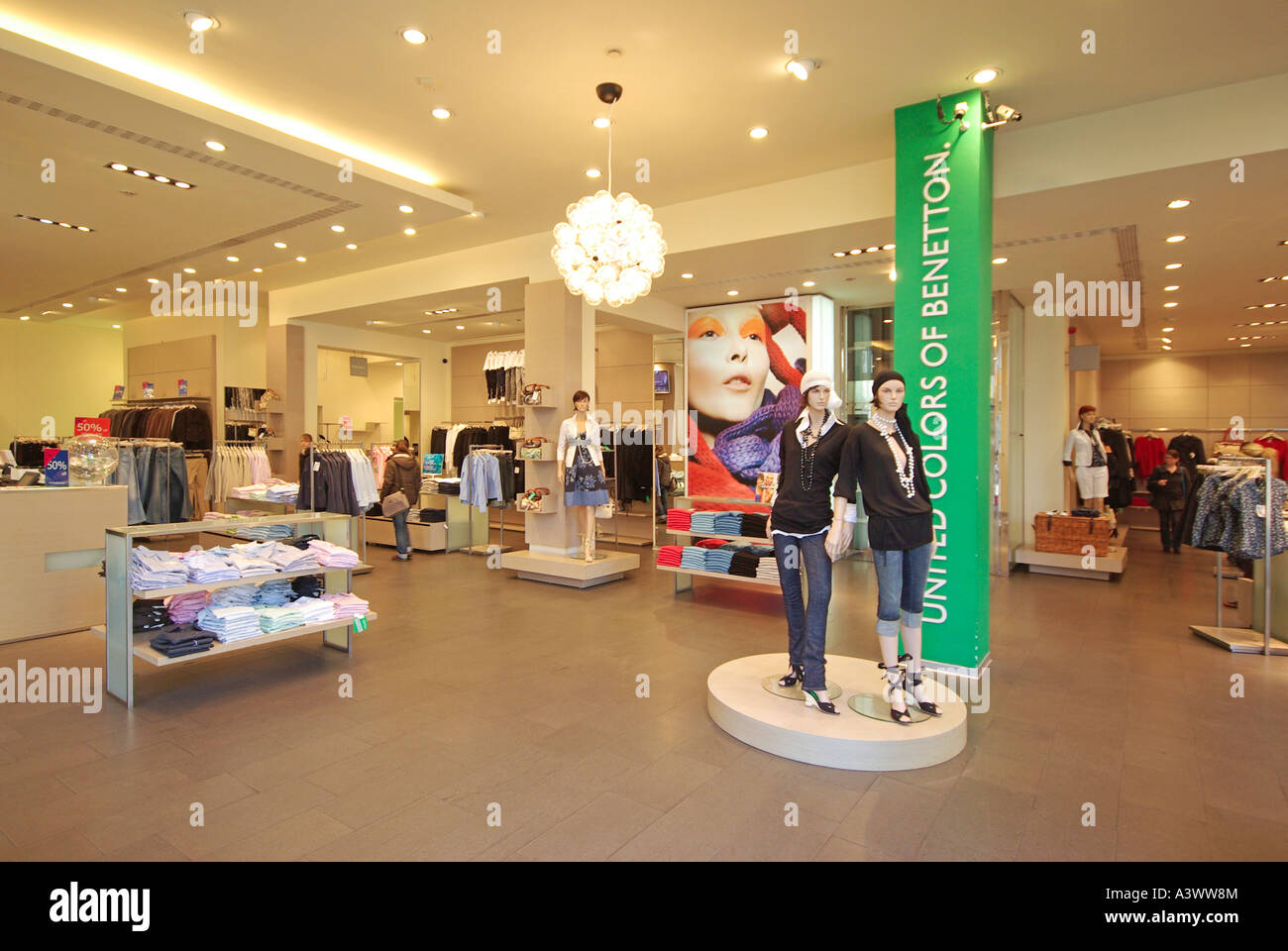 Eingang keine Türen Interieur der Vereinigten Farben der Benetton mode bekleidung Retail Business Store von bürgersteig Oxford Circus West End London England Großbritannien Stockfoto