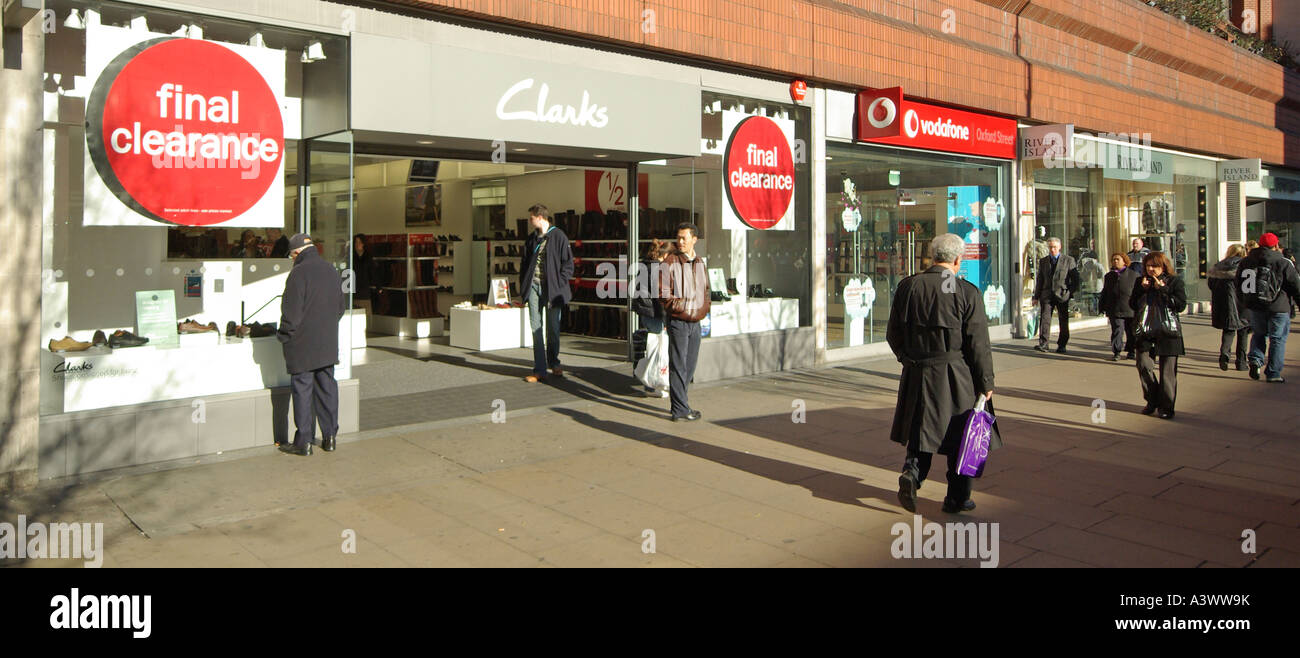 Läden auf der Oxford Street Schaufenster und Eingang schließt Clarks Schuhe Flussinsel und Vodafone shops Stockfoto