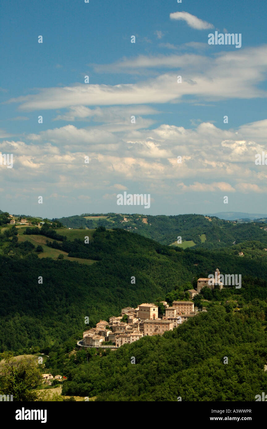 Monti Fortino A typisch mittelalterlichen Hügel Stadt von Le Marche Italien Stockfoto