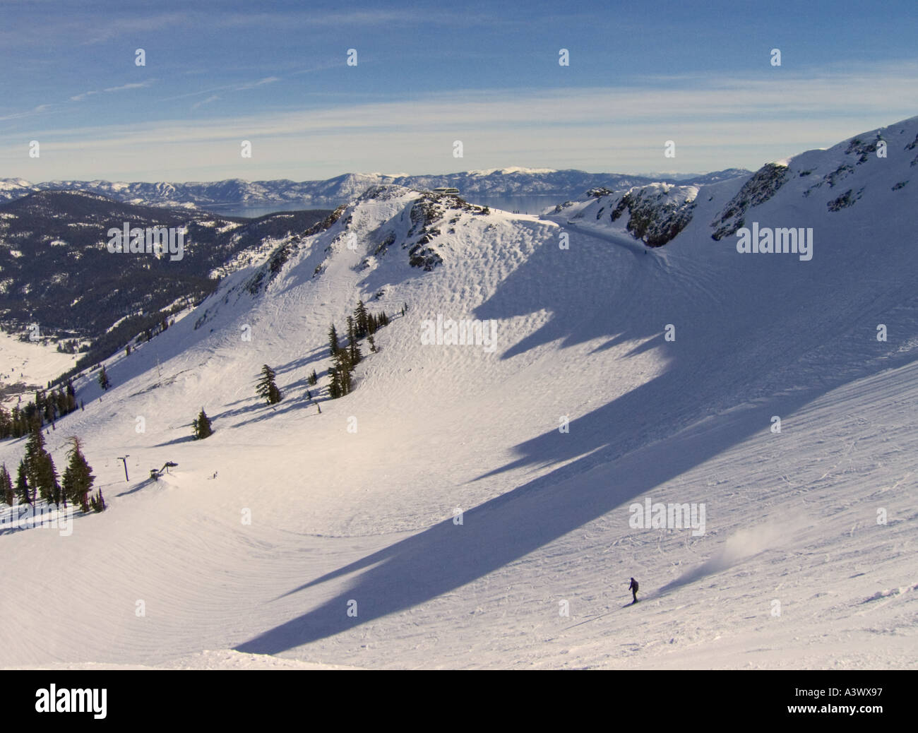 Kalifornien Squaw Valley USA Sibirien Bowl Ski Snowboard Resort Lake Tahoe im Hintergrund Stockfoto