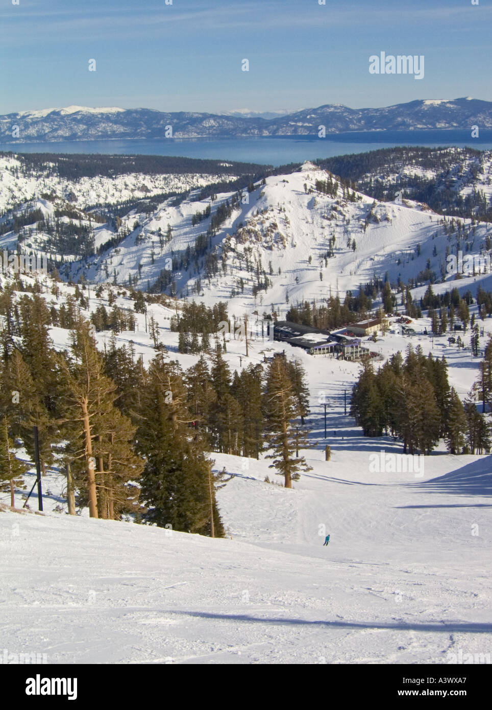 Kalifornien Squaw Valley USA Gold Coast Restaurant Ski Snowboard Resort Lake Tahoe im Hintergrund Stockfoto