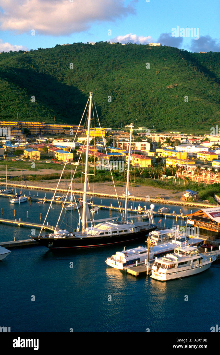 Boote und Yachten in einem karibischen Hafen. St Thomas U.S. Virgin Islands Antillen Karibik Stockfoto