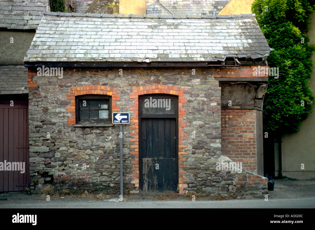 Ziegelhaus Lagerung auf einer ländlichen Straße. Wales Stockfoto