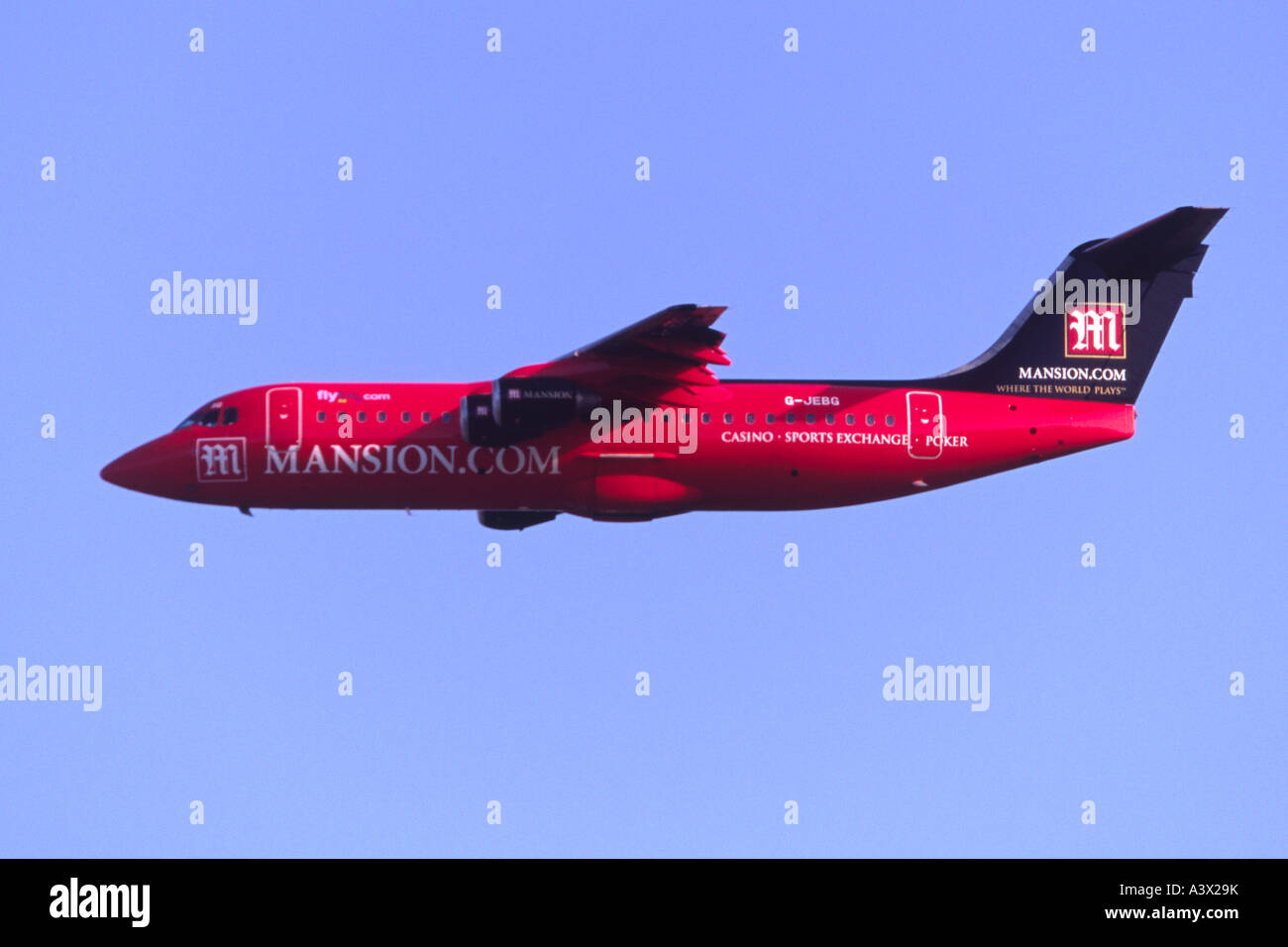BAe 146 300 in den Farben des Sponsors Mansion Casino Logojet von Flybe betrieben Stockfoto