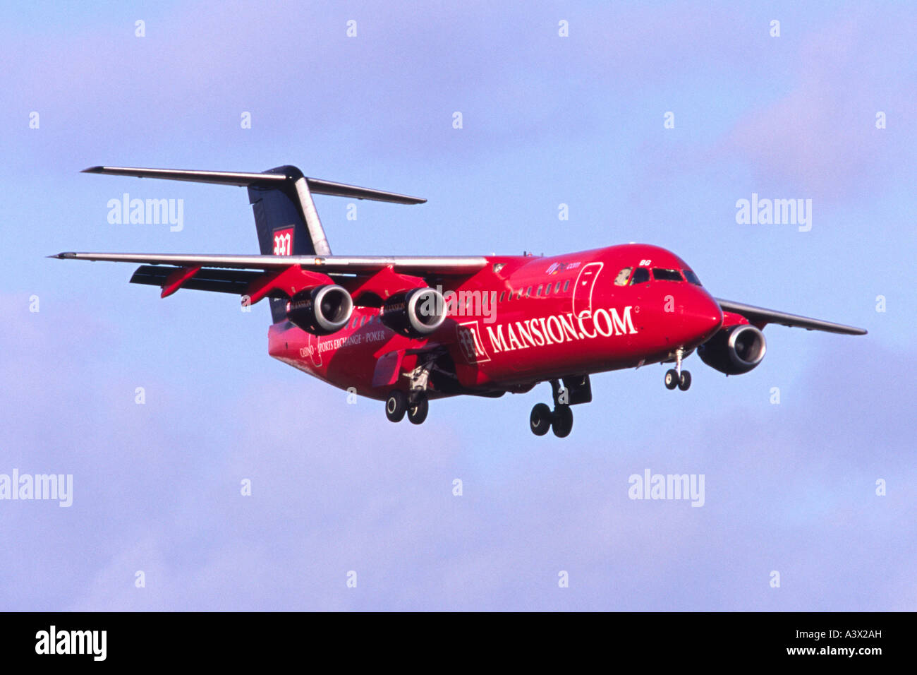 BAe 146 300 in den Farben der Online-Glücksspiel Sponsor Mansion Logojet von Flybe betrieben Stockfoto