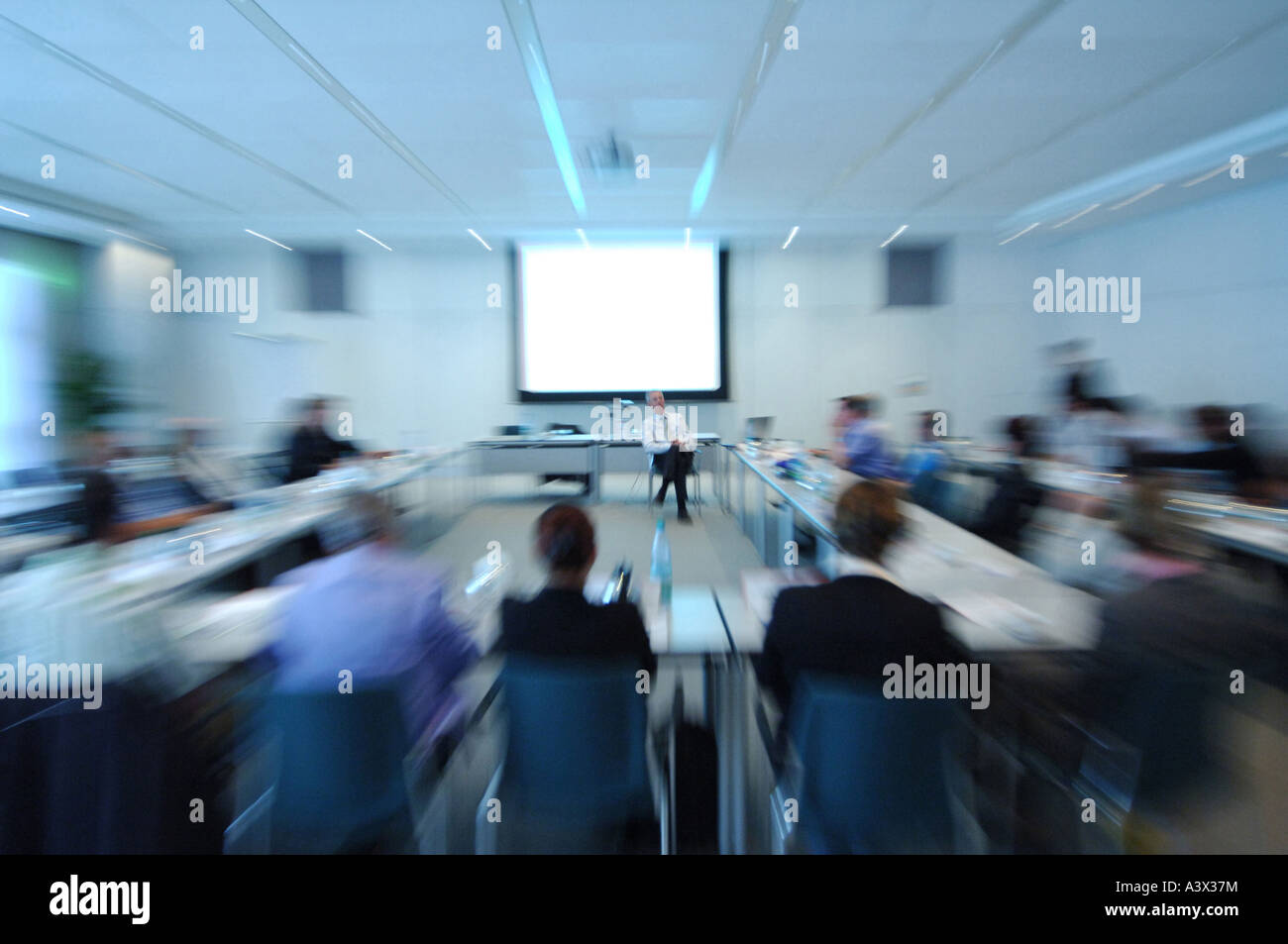 Vortrag mit Publikum in einer großen Firma. Stockfoto