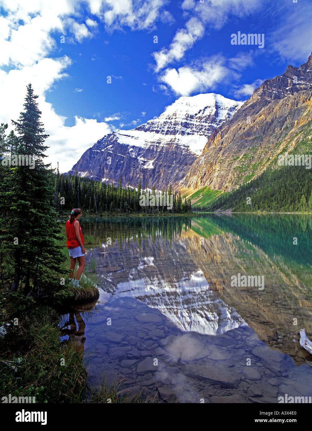 Junge Mädchen Cavell Lake und Mount Edith Cavell Jasper National Park Kanada Stockfoto