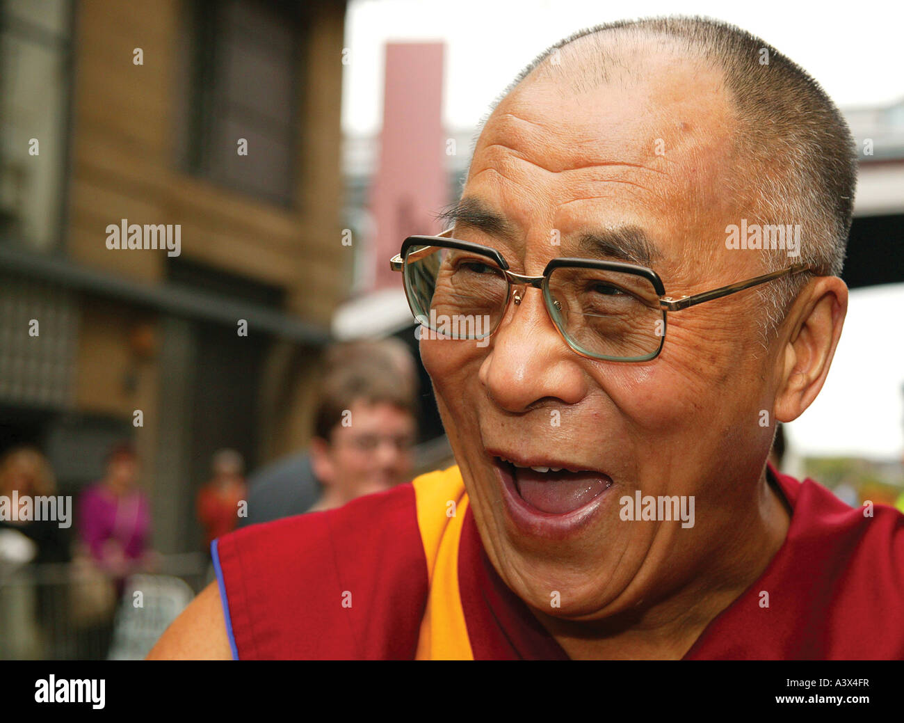 Seine Heiligkeit der 14. Dali Lama von Tibet während einen Rundgang auf seinem letzten Besuch in Edinburgh Stockfoto