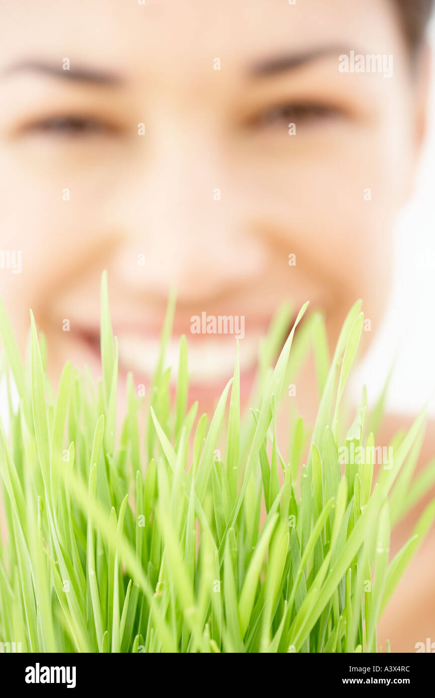 Eine junge Frau mit einem Büschel Gras hautnah Stockfoto