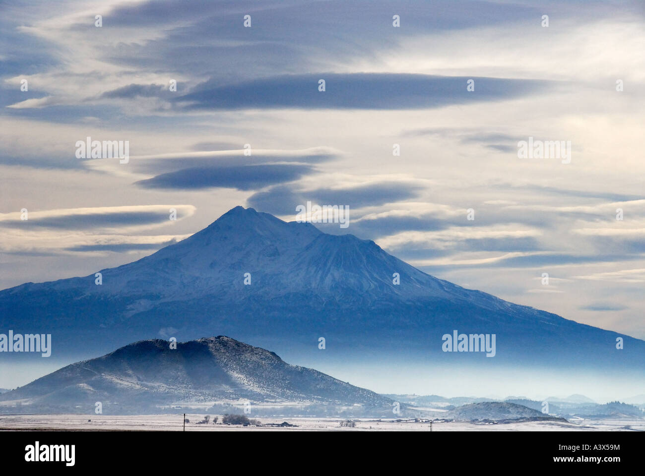 "Mt. Shasta nach einem Schneesturm,"nebligen Morgen', 'Cascade Range', "Siskiyou County", Kalifornien, USA " Stockfoto