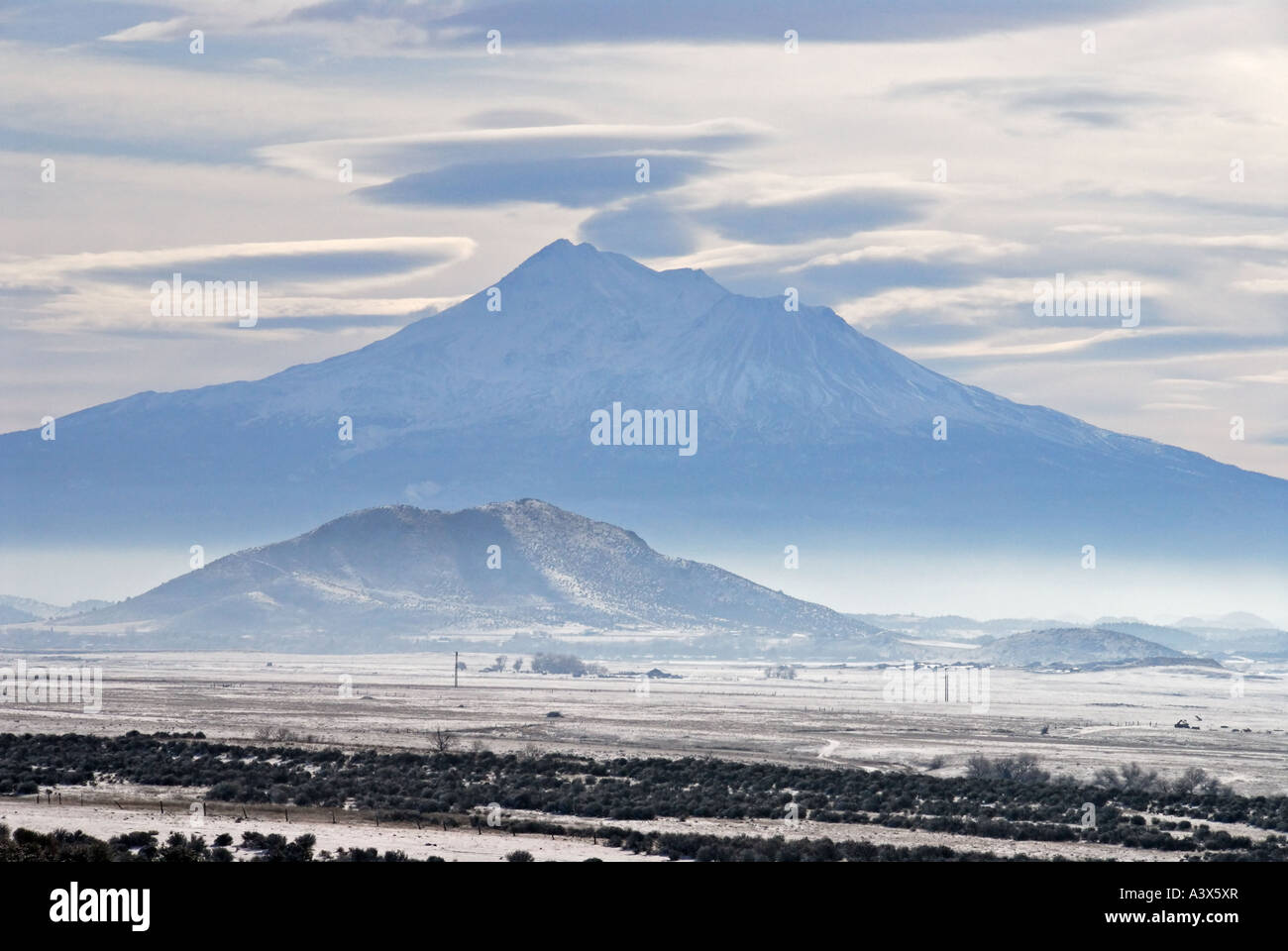 "Mt. Shasta nach einem Schneesturm, California" Stockfoto