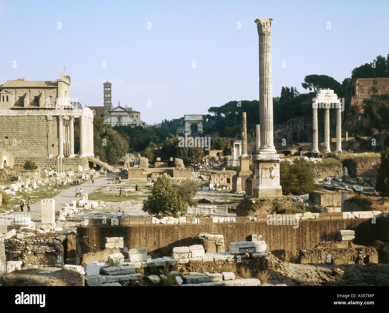 Geographie / Reisen, Italien, Rom, Forum Romanum, von links: Antoninus Pius Tempel via Sacra, Tempel von Caesar, Fokas Spalte, cas Stockfoto